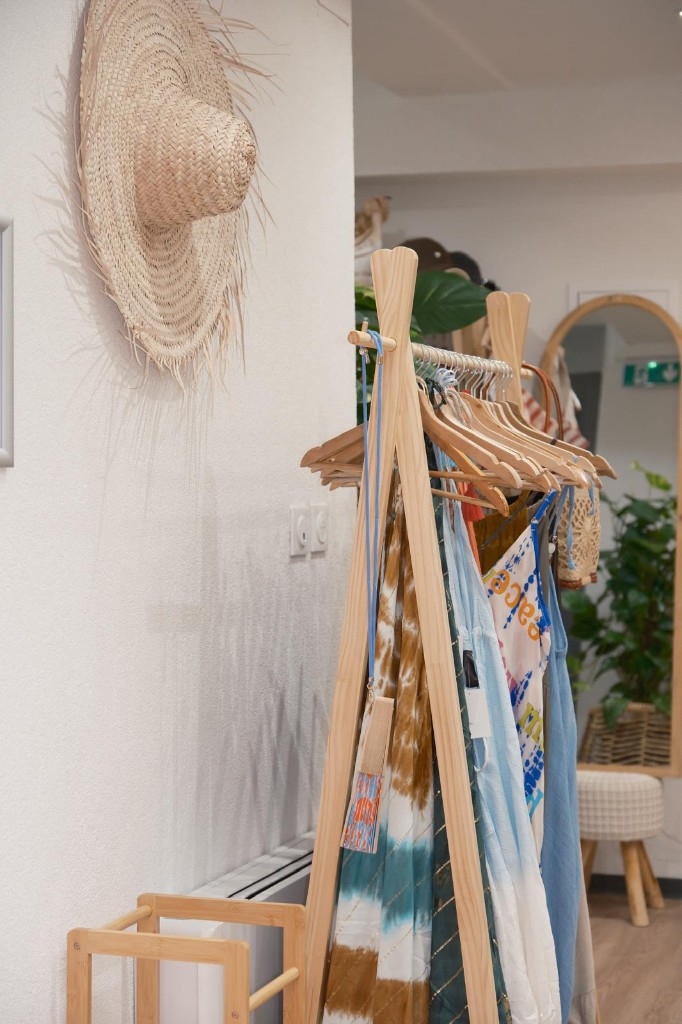 Portant de vêtements en boutique